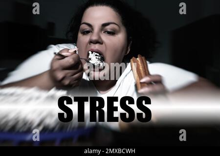 Donna in sovrappeso depressa che mangia dolci a casa e stress parola Foto Stock