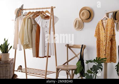 Rack con abiti da donna eleganti al coperto. Design degli interni Foto Stock