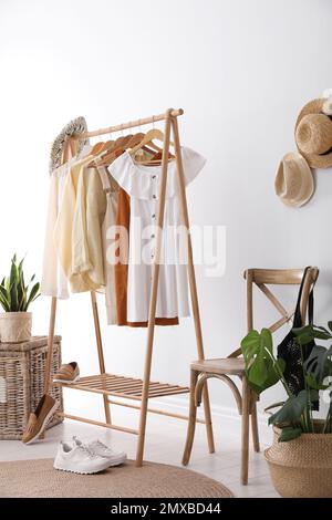 Rack con abiti da donna eleganti al coperto. Design degli interni Foto Stock