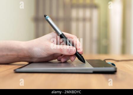 Firma online tramite tablet digitale, firma di un documento aziendale elettronico, approvazione di SMTH. Foto di alta qualità Foto Stock