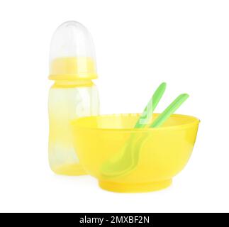 Set di stoviglie in plastica isolate su bianco. Servire pappe per bambini Foto Stock