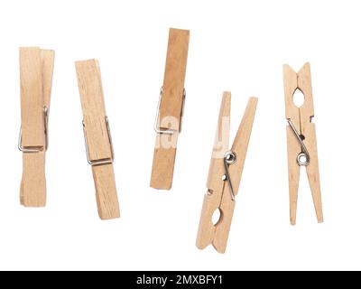 Primo piano di clothespins di legno su uno sfondo bianco, fissare o tenere insieme concetto Foto Stock