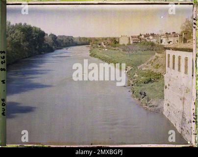 Carcassonne, Francia Vista dell'Aude dal Pont Vieux ai Pirenei , 1916 - Province francesi - Jean Brunhes, Auguste Léon e Georges Chevalier - (aprile-luglio) Foto Stock