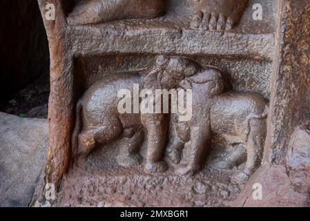 Badami, Karnataka, India - Ott 26 2022: Scultura dell'illusione dell'elefante del toro alle grotte di Badami scolpite durante il governo della dinastia di Chalukya Foto Stock