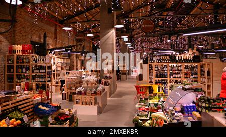 Varsavia, Polonia. 8 dicembre 2021. Food Town al Fabryka Norblina. Comprende cinque sale storiche con una superficie totale di 3200 mq Foto Stock