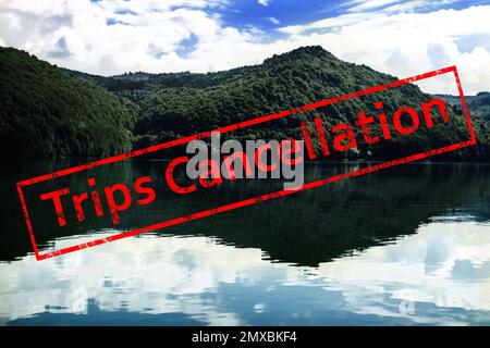 Cancellazione dei viaggi durante la quarantena del coronavirus. Bellissimo lago circondato da montagne Foto Stock