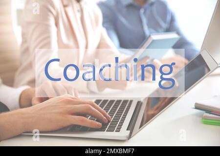 Apprendimento per adulti. Word Coaching e persone che lavorano a tavola, primo piano Foto Stock