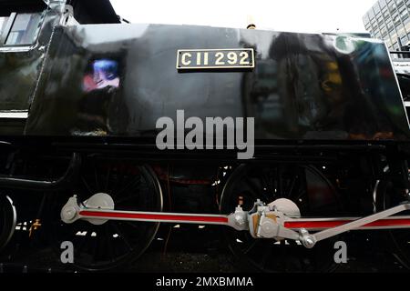 Una vecchia locomotiva a vapore di fronte alla stazione di Shimbashi, Tokyo, Giappone. Foto Stock