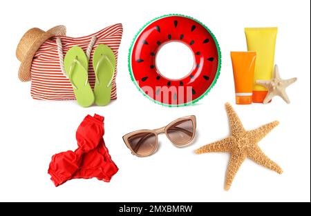 Set di diversi eleganti oggetti da spiaggia su sfondo bianco Foto Stock