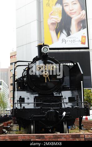 Una vecchia locomotiva a vapore di fronte alla stazione di Shimbashi, Tokyo, Giappone. Foto Stock