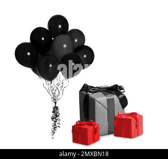 Concetto di Black Friday. Mazzo di palloncini e scatole su sfondo bianco Foto Stock