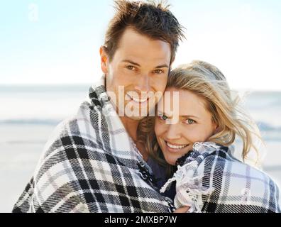 In ogni caso, stiamo sempre guardando avanti. Scatto di una coppia avvolto in un sorriso di coperta direttamente alla macchina fotografica. Foto Stock