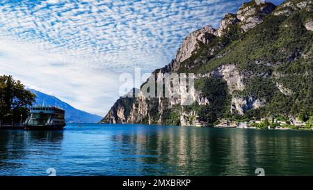 Paesaggio montano punto di interesse turistico Lago di Ledro Trentino Italia Foto Stock