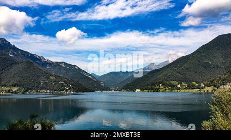 Paesaggio montano punto di interesse turistico Lago di Ledro Trentino Italia Foto Stock