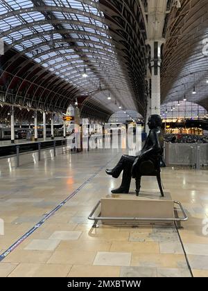 Una statua di Isambard Kingdom Brunel si trova su una piattaforma vuota alla stazione ferroviaria di Paddington nella parte ovest di Londra, mentre i membri del macchinista di Aslef e del sindacato ferroviario, marittimo e dei trasporti (RMT) stanno riprendendo a picket Lines in una disputa a lungo termine sulla retribuzione, i posti di lavoro e le condizioni. Data immagine: Venerdì 3 febbraio 2023. Foto Stock