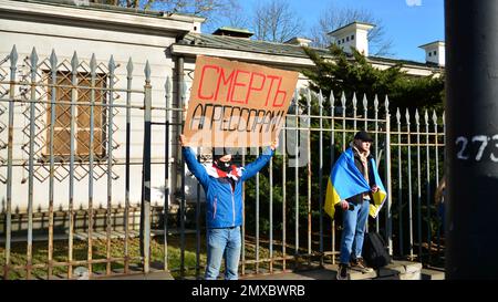 Varsavia, Polonia. 24 febbraio 2022. Protesta contro la guerra al di fuori dell'ambasciata russa a Varsavia. I dimostranti chiedono la pace e condannano Putin. Foto Stock