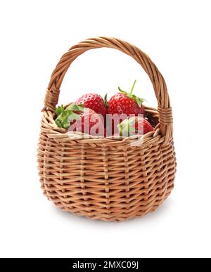 Fragole mature in cestino di vimini isolato su bianco Foto Stock