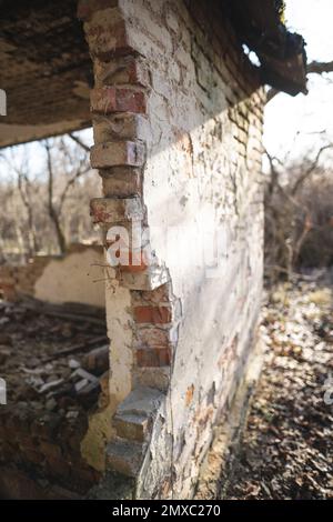 vecchia casa in rovina, non adatto per vivere, caduto muro di mattoni Foto Stock