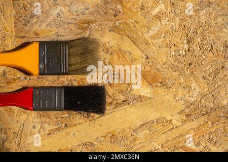 Spazzola di vernice sul tavolo di legno Foto Stock