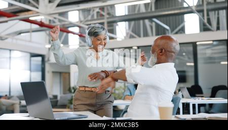Ballo, ufficio e gruppo di persone d'affari con cuffie che hanno divertimento, felice e buon umore al lavoro. Successo, squadra e lavoratori entusiasti ballano Foto Stock