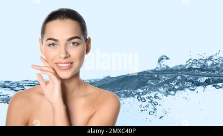 Bella donna con la pelle perfetta e acqua chiara sullo sfondo, banner design Foto Stock