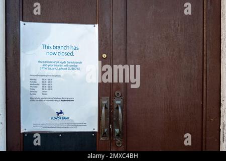 Chiusa la filiale della Lloyds Bank con un avviso sulla porta, Bordon, Hampshire, Inghilterra, Regno Unito Foto Stock