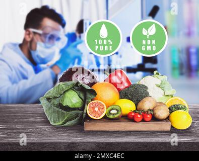 Scienziato che ispeziona i prodotti in laboratorio. Controllo di qualità del cibo Foto Stock