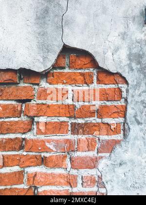 Muro di mattoni. Gesso caduto. Pietra, sfondo di cemento Foto Stock