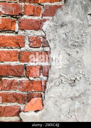 Muro di mattoni. Gesso caduto. Pietra, sfondo di cemento Foto Stock