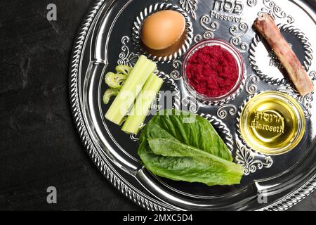 Piastra di protezione Passover (keara) su tavolo nero, vista dall'alto. Festa di Pesah Foto Stock