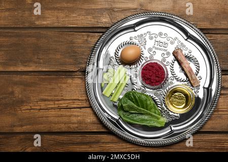 Piastra di sicurezza Passover (keara) su tavolo di legno, vista dall'alto con spazio per il testo. Festa di Pesah Foto Stock