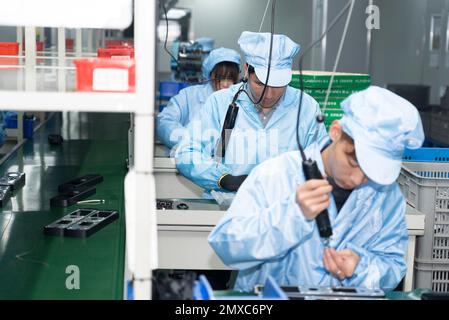 KUNSHAN, CINA - 2 FEBBRAIO 2023 - i lavoratori lavorano alla linea di produzione di Smart Lock presso la Kunshan General Lock Co., LTD a Kunshan, Jiangsu p della Cina orientale Foto Stock