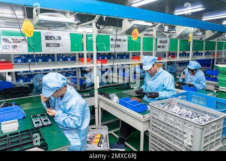 KUNSHAN, CINA - 2 FEBBRAIO 2023 - i lavoratori lavorano alla linea di produzione di Smart Lock presso la Kunshan General Lock Co., LTD a Kunshan, Jiangsu p della Cina orientale Foto Stock