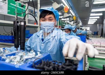 KUNSHAN, CINA - 2 FEBBRAIO 2023 - i lavoratori lavorano alla linea di produzione di Smart Lock presso la Kunshan General Lock Co., LTD a Kunshan, Jiangsu p della Cina orientale Foto Stock