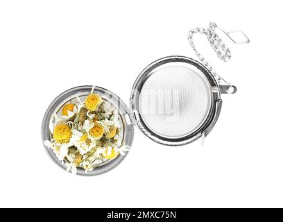 Fiori di camomilla secca in infusore isolato su bianco, vista dall'alto Foto Stock