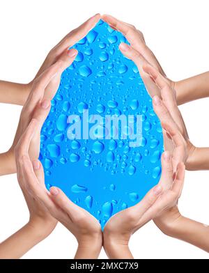 Donne che formano goccia d'acqua con le loro mani su sfondo bianco. Protezione ecologica Foto Stock