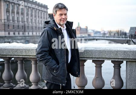 Stoccolma, Svezia. 03rd Feb, 2023. Robert Habeck (Bündnis 90/Die Grünen), Vice Cancelliere e Ministro federale dell'economia e della protezione del clima, in una passeggiata mattutina lungo la Norrström. Durante il viaggio di Habeck in Svezia sono all'ordine del giorno i colloqui sulla politica commerciale e le tecnologie future. Credit: Britten/dpa/Alamy Live News Foto Stock