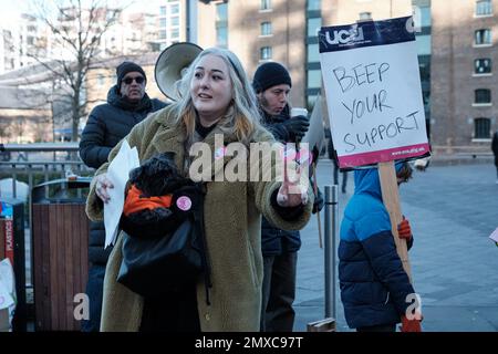 NEU, ASLEF & PCS andare in sciopero dopo una mancanza di aumento della retribuzione e per combattere il costo di vita crisi Ehimetalor Unuabona / Alamy News Foto Stock