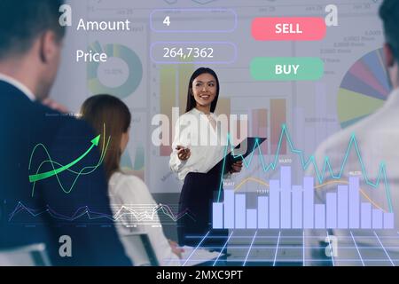 Doppia esposizione di grafici finanziari e persone che hanno riunione. Conferenza Forex Foto Stock