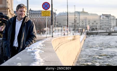 Stoccolma, Svezia. 03rd Feb, 2023. Robert Habeck (Bündnis 90/Die Grünen), Vice Cancelliere e Ministro federale dell'economia e della protezione del clima, in una passeggiata mattutina lungo la Norrström. Durante il viaggio di Habeck in Svezia sono all'ordine del giorno i colloqui sulla politica commerciale e le tecnologie future. Credit: Britten/dpa/Alamy Live News Foto Stock