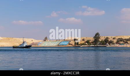 Ismailia, Egitto - 1 novembre 2021: Il rimorchiatore naviga sul canale di Suez in una giornata di sole Foto Stock