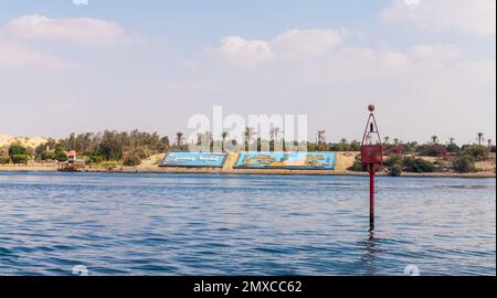 Ismailia, Egitto - 1 novembre 2021: Simbolo di navigazione rosso si trova nell'acqua del canale di Suez Foto Stock