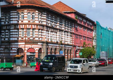 Colombo, Sri Lanka - 3 dicembre 2021: Vista sulla strada con le piantagioni di Lankem Casa edificio noto come il Forte Colombo Foto Stock