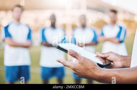 Statistiche di calcio, calcio e squadra su un tablet e analisi allenatore online, su internet o sito web su un campo sportivo. Lavoro di squadra, digitale e tattica Foto Stock