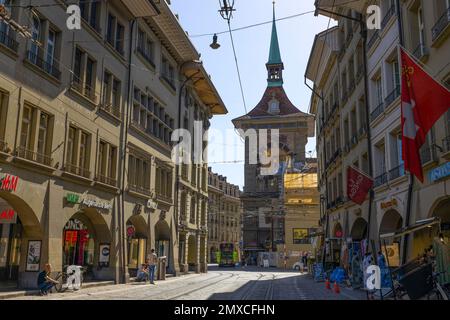 BERNA, SVIZZERA, 23 GIUGNO 2022 - la Torre dell'Orologio (Zytlogge) nel centro storico della città di Berna, Svizzera Foto Stock