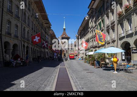 BERNA, SVIZZERA, 23 GIUGNO 2022 - la Torre dell'Orologio (Zytlogge) nel centro storico della città di Berna, Svizzera Foto Stock