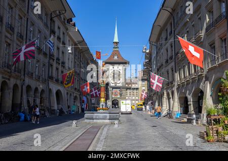 BERNA, SVIZZERA, 23 GIUGNO 2022 - la Torre dell'Orologio (Zytlogge) nel centro storico della città di Berna, Svizzera Foto Stock