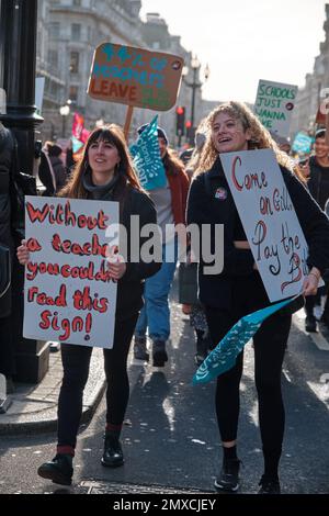 NEU, ASLEF & PCS andare in sciopero dopo una mancanza di aumento della retribuzione e per combattere il costo di vita crisi Ehimetalor Unuabona / Alamy News Foto Stock