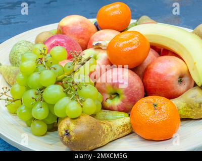 piatto di frutta con uva, pere, mele Foto Stock