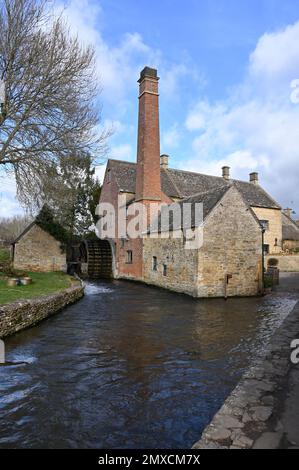 L'Old Mill che si trova sul River Eye nel villaggio Cotswold di Lower Slaughter, Gloucestershire Foto Stock